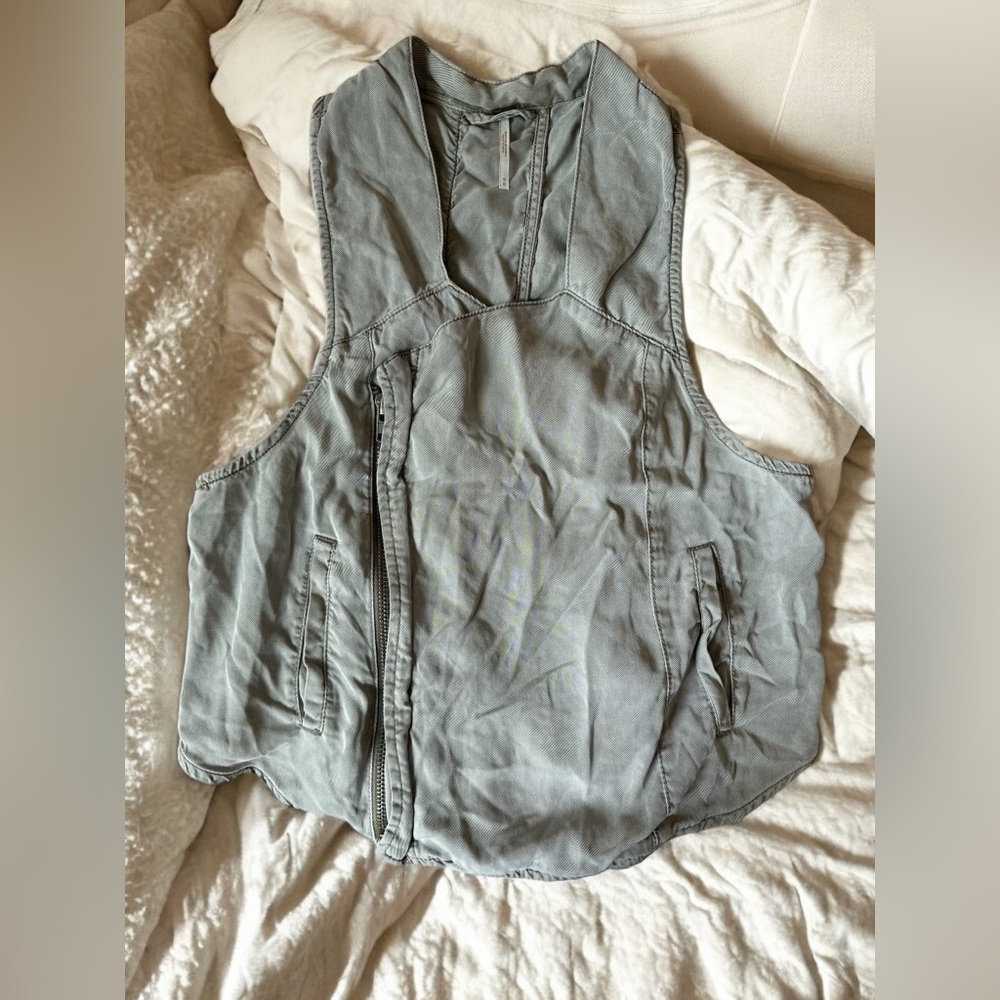 • Free People Olive Vest w zipper closure & open back